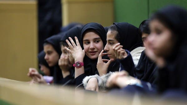 تسميم مريب لطالبات إيران..وناشطون “رد على حياة امرأة حرية”